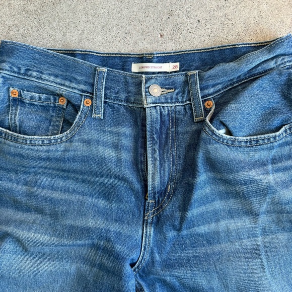 Levi’s low Pro Mid-Rise 90’s-Inspired Straight Leg Distressed Jeans Size: 28 - Picture 8 of 14
